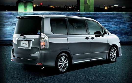 Фото TOYOTA VOXY Аренда микроавтобуса TOYOTA VOXY в Новосибирске. Компания Авангард